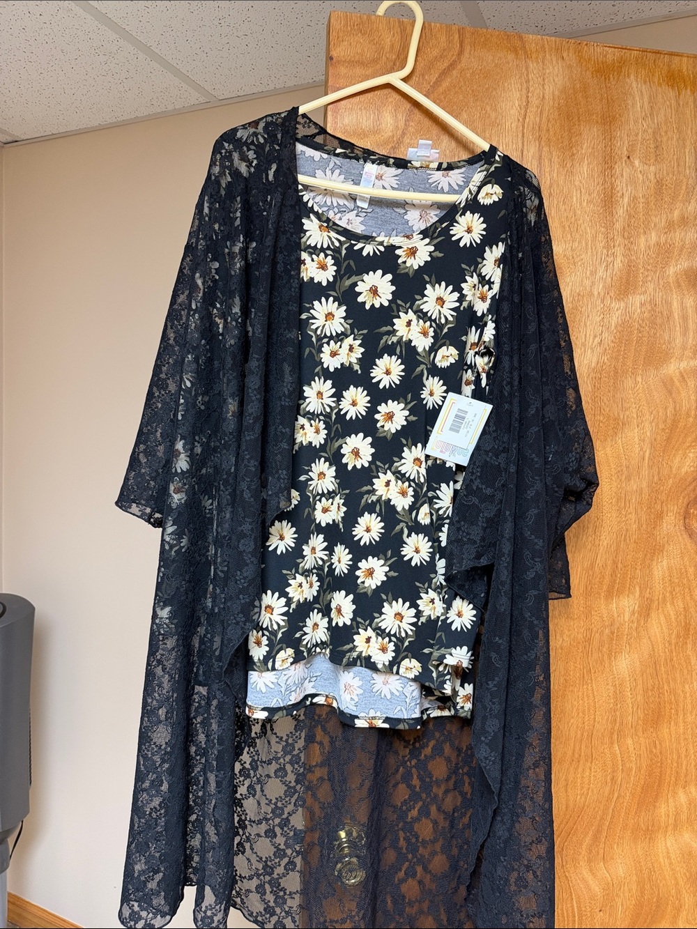 New Lularoe Lynnae floral top size large with black lace kimono size L